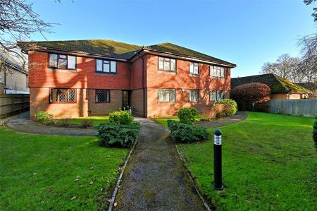 A well presented first floor apartment in a sought after close, within a very short distance of Amersham high street and Metropolitan/Chiltern line station - Photo 2