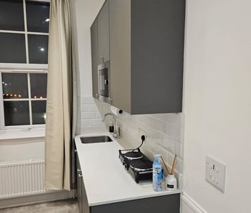 Studio Flat, Wandsworth High St, SW18 - Photo 1