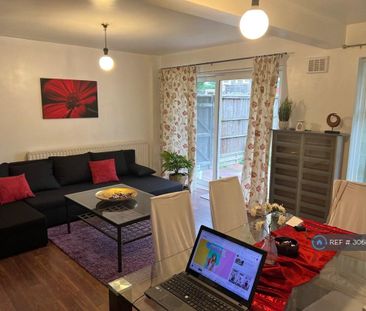 4 bedroom semi-detached house to rent - Photo 3
