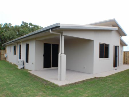 Spacious Family Home in Prime Location - 26 Duranbah Road, Blacks Beach - Photo 2