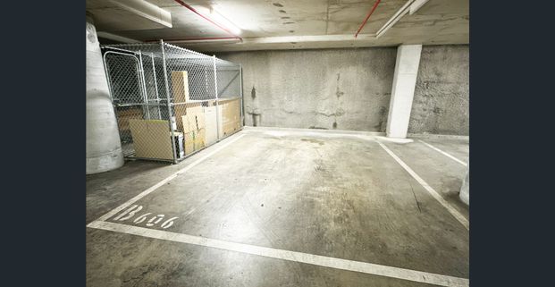 Large 1 Bedroom with Carspace, Shopping right at your door - Photo 1