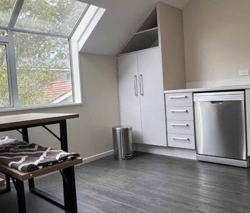 Spacious 3-Bedroom Townhouse - Photo 3