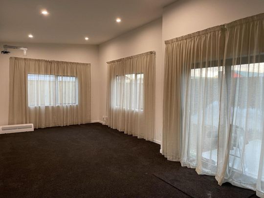 WOW on Worcestor! - Photo 1