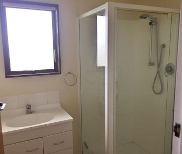 Charming Sunny 2BR Townhouse in Springvale - Photo 4