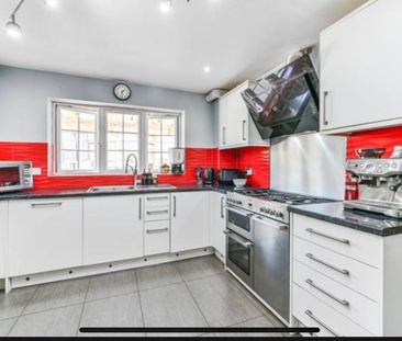 Room in a Shared House, Larcombe Close, CR0 - Photo 1