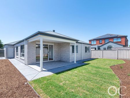 Open the Door To Brand New Luxury Between City and Sea - Photo 4