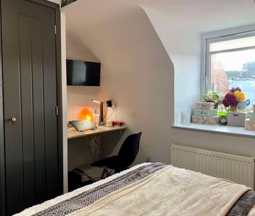 Modern Bedroom Apartment, LN5 - Photo 1