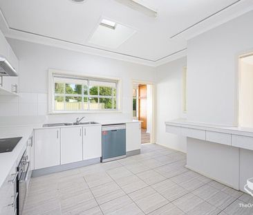 Stunning Family Home with Convenience at your Doorstep! - Photo 5