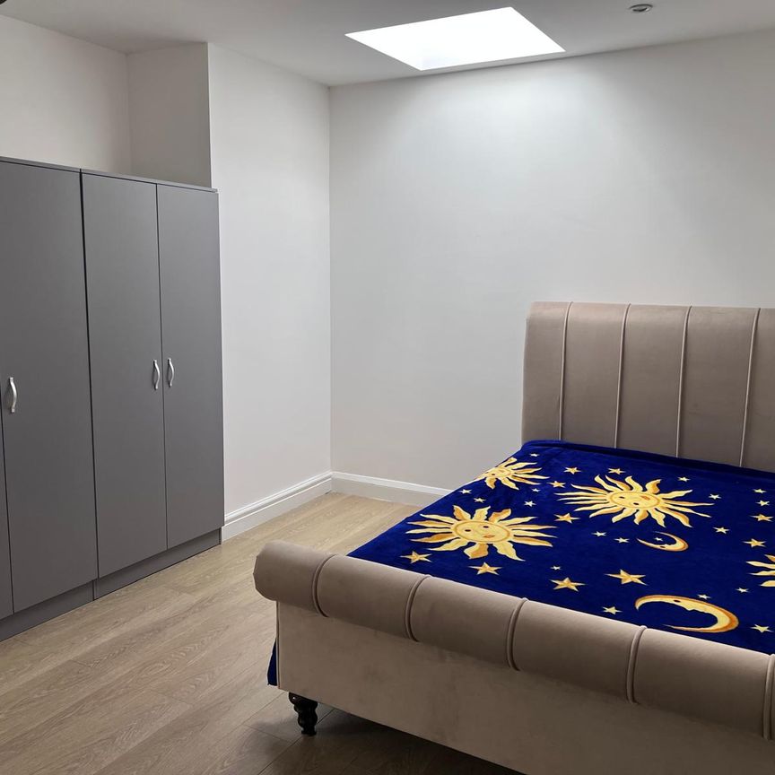 One bedroom Annex Flat ideal for working couples only--£1700 all bill inclusive - Photo 1