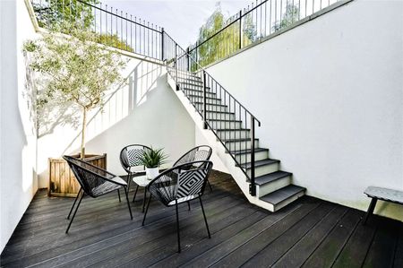 Stylish modern home, set within Burhill Private Estate. - Photo 3