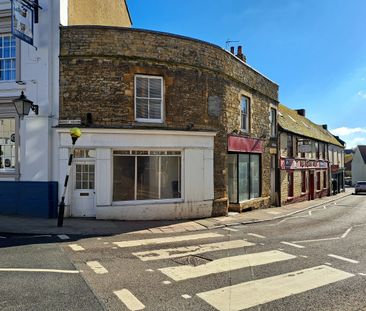 BUCKINGHAM TOWN CENTRE - 1 BEDROOM - FIRST FLOOR - NEWLY REFURBISHED - Photo 1