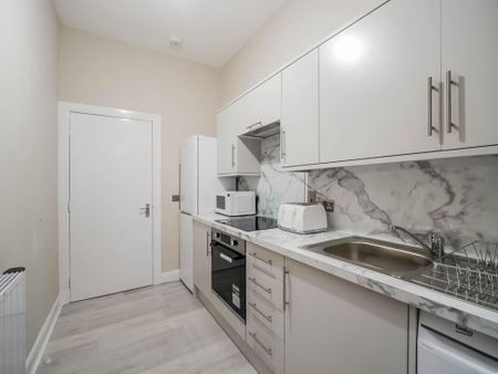 3 bedroom flat to rent - Photo 5