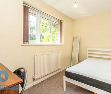 References Pending - 4 bed Mid Terraced House - Photo 4