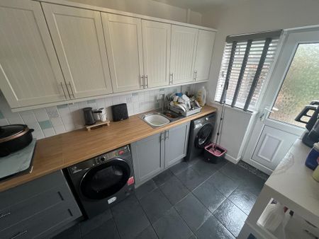 4 bedroom end of terrace house to rent - Photo 5