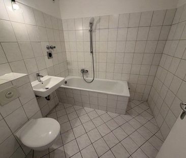 Geräumige 2-Zimmer-Wohnung mit Balkon und Einbauküche! - Photo 2