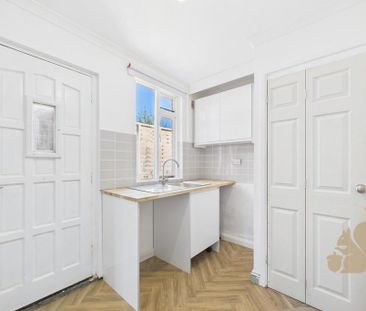 3 bedroom end of terrace house to rent - Photo 3