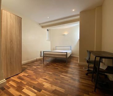 3 Bed Terraced House, The White House, BS1 - Photo 2