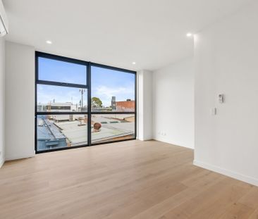 Elegant & Contemporary Townhouse in the Heart of Richmond - Photo 2