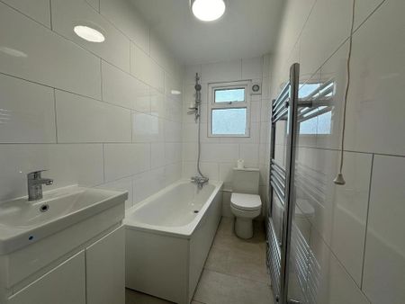 3 bedroom flat to rent - Photo 2