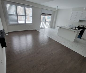 Townhouse For Lease | X8030976 - Photo 1