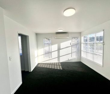 Sunny bright & newly renovated - Photo 3