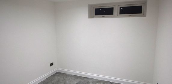 Shared Room to let in a shared flat - for single female only- £850 inclusive bills - Photo 2