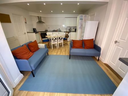 6 Bed Semi-Detached House, Harefield Road, SO17 - Photo 5