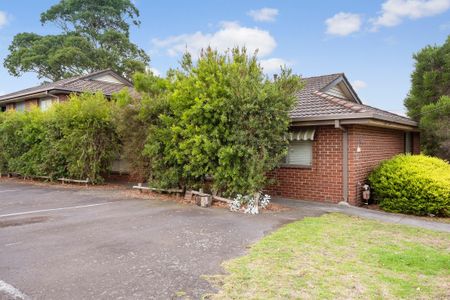 Comfortable home in ideal location. - Photo 5
