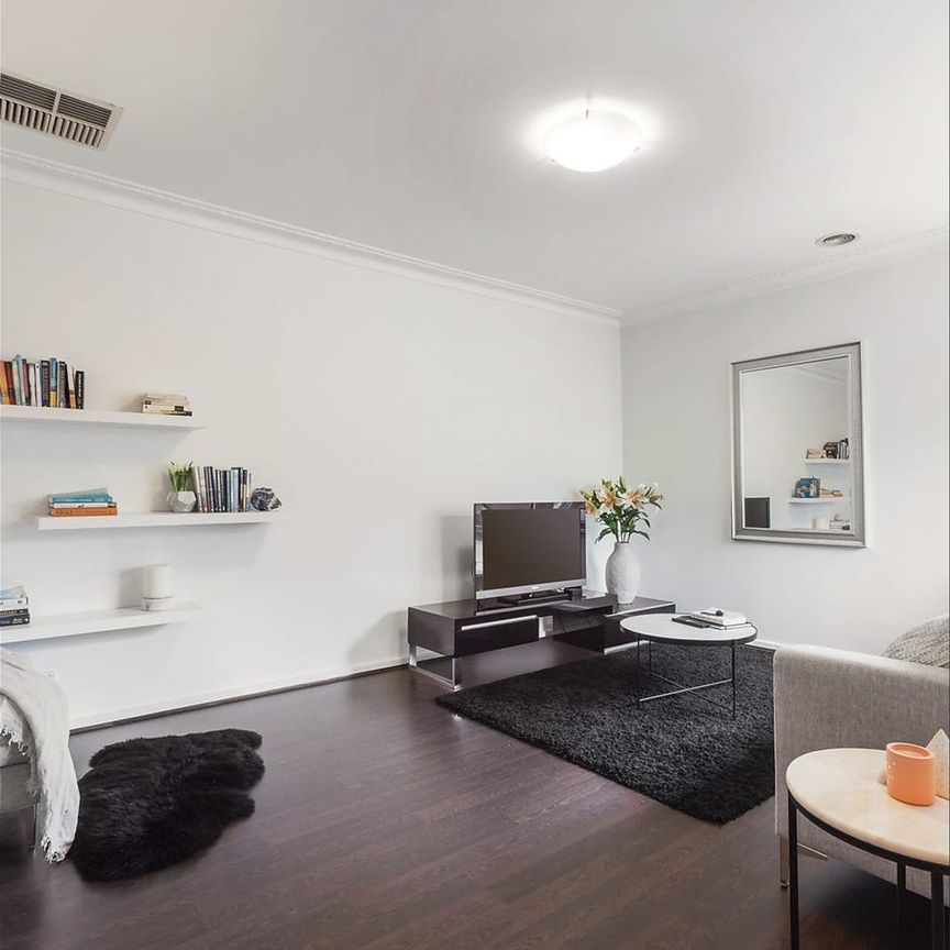 Modern elegance amid Kew's prestigious schools. - Photo 1