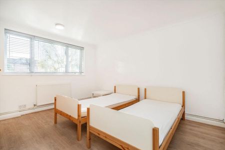 3 bedroom flat to rent - Photo 4