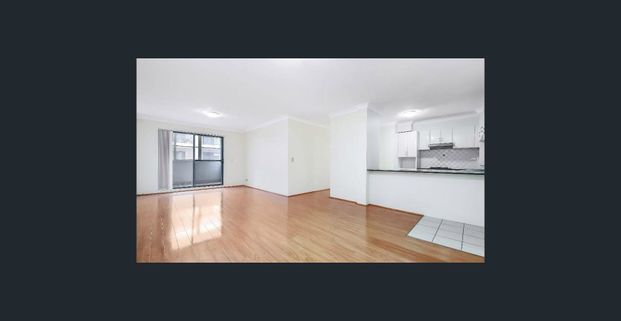 SPACIOUS APARTMENT IN AN UNBEATABLE LOCATION! - Photo 1