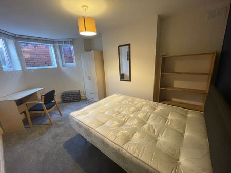 6 Bed Student Accommodation - Photo 3