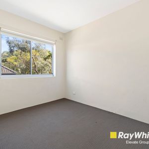 Perfectly Positioned Apartment with - Photo 2