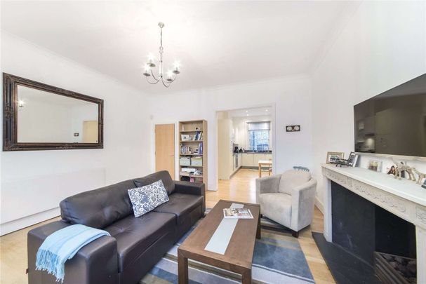 This spacious two double bedroom maisonette is situated just off the Fulham Road. - Photo 1
