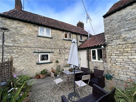 Available mid-October, Blacksmiths Cottage is a recently refurbished stone-built cottage set in the picturesque, sought after village of Nunnington. - Photo 5
