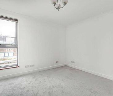 A bright and modern penthouse apartment located in Teddington town ... - Photo 1