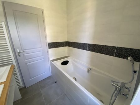Location Appartement 4 pièces 99m² BARAQUEVILLE 12160 - Photo 3