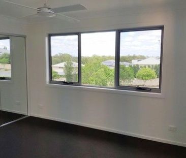 Executive Modern Designed Family Home - Photo 3