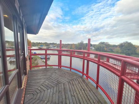 3 bedroom flat to rent - Photo 3