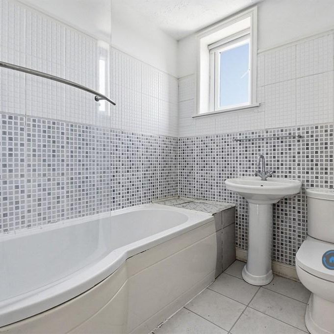 3 bedroom end of terrace house to rent - Photo 1