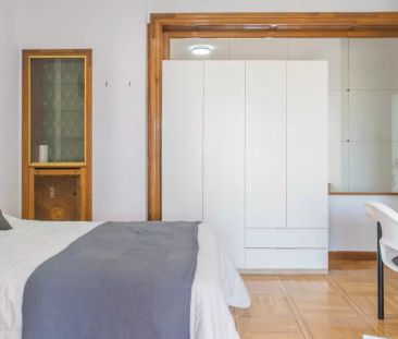 Room in a shared 9-bedroom apartment for rent in Gaztambide, Madrid, perfect for professionals and students - Photo 5