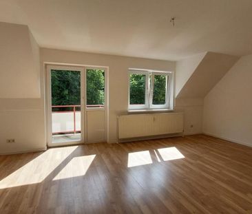 Wohnen im gemütlichen Dachgeschoß mit Balkon - Foto 1