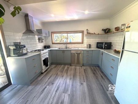 STUDIO RETREAT ON SPACIOUS BLOCK! - Photo 4