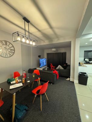 Room in a Shared House, Harlaxton Drive, NG7 - Photo 1