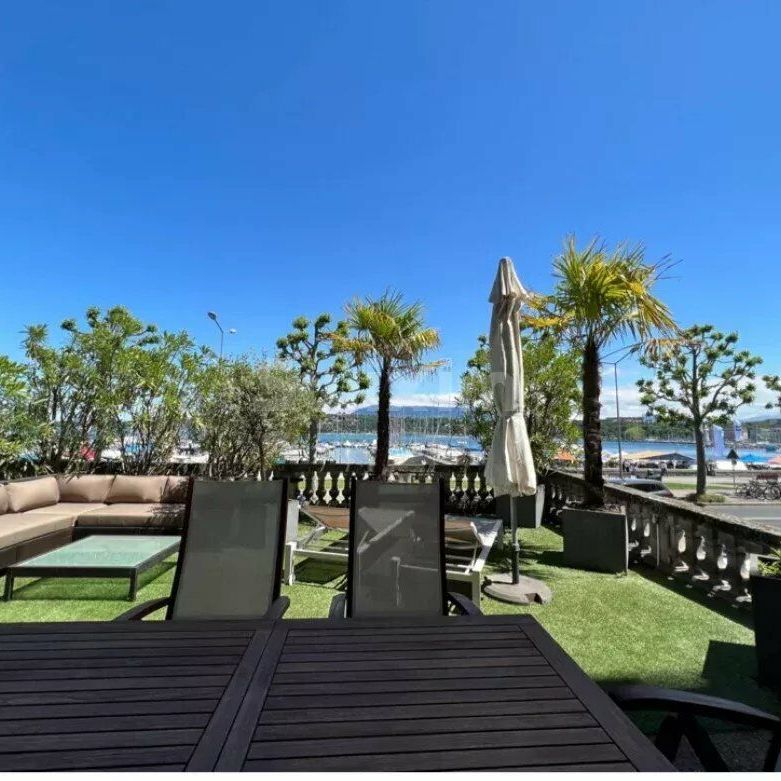 RARE ! Apartment for rent in the center of Geneva with large terrace View of the water jet - Photo 1
