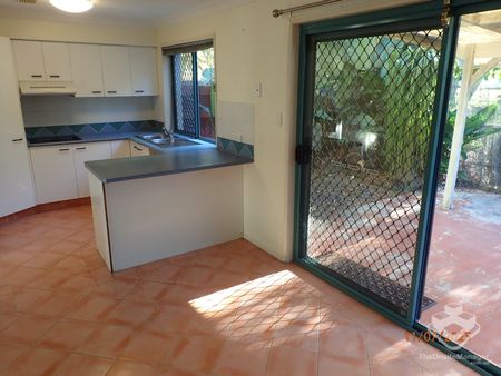 Centrally located 3 bed townhouse available in Carrara soon - water included - Photo 5