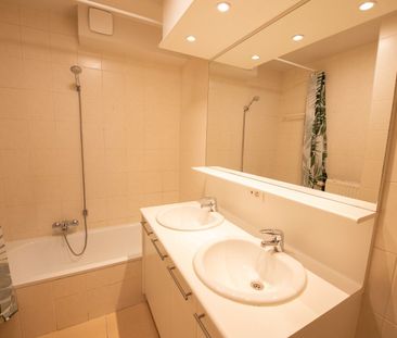 Centraal gelegen, gelijkvloers appartement met 1 slaapkamer en garage. - Foto 2