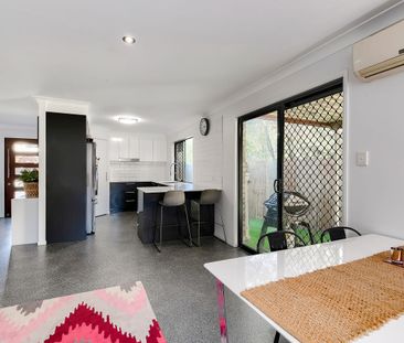 Low Maintenance 3 Bedroom Home in the heart of Carindale - Photo 4