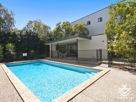 3 STOREY TOWNHOUSE 3 BED 2 BATH 1 POWDER 2 CAR GARAGE COMMUNAL POOL - Photo 3