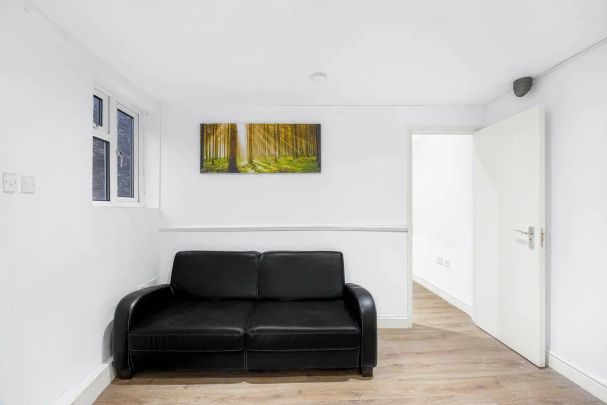 2 bedroom flat in London - Photo 1